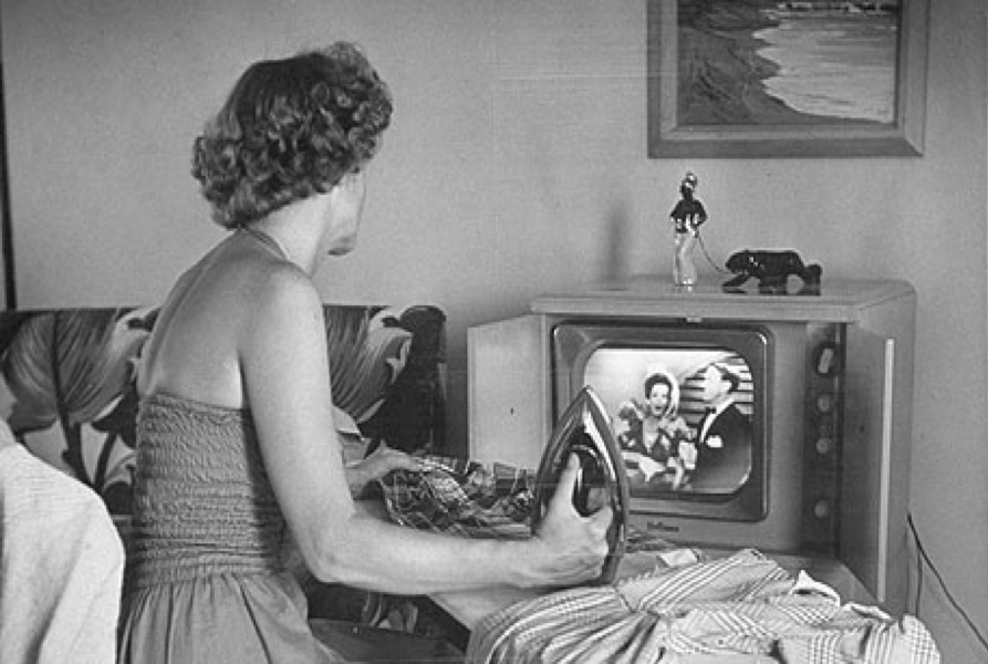 900woman-watching-tv-in-50s-007