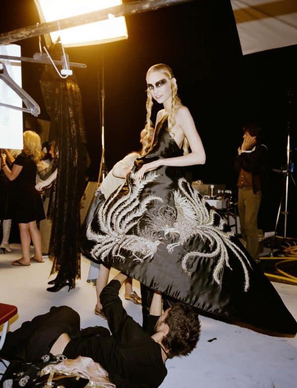 mcqueen-unseen-go-behind-the-scenes-and-dive-into-lees-world-body-image-1476811938